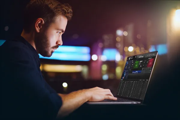 Uma mulher alegre em roupas tradicionais usando seu smartphone durante um momento festivo, mostrando como o app FIXE7777 se encaixa facilmente no dia a dia.