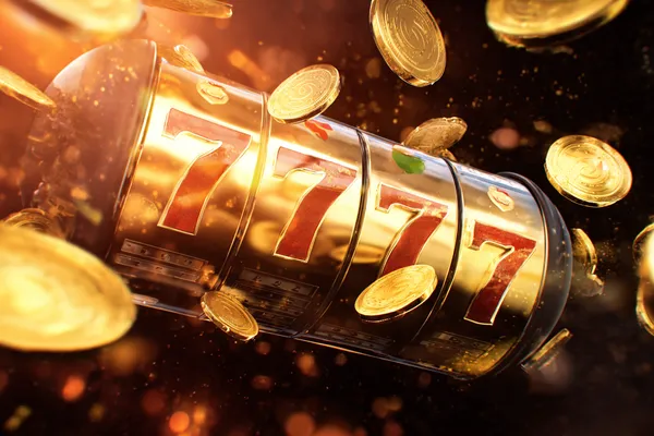 Um jogador usando seu smartphone durante um evento festivo local, representando o cassino totalmente compatível com dispositivos móveis do FIXE7777.